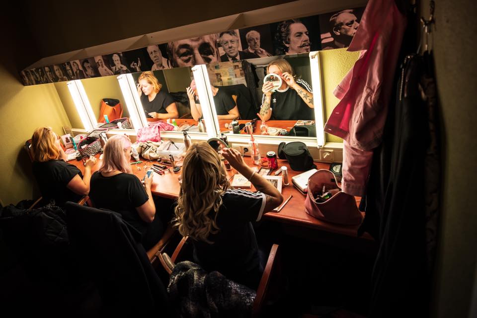 Lisa Loïs en zangeressen backstage in de make-up